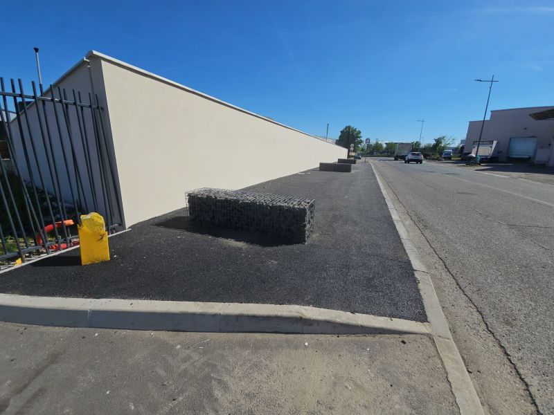 Mur en parpaings, enduit et gabions réalisés par MAVIS pour PAPREC à Saint-Priest